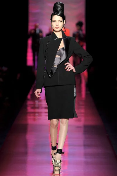 Look 16